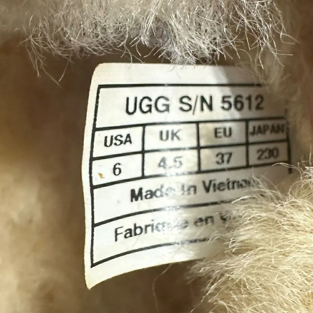 🔥🔥UGG Dakota Moccasin Slipper Water Resistant Slip on Size 6